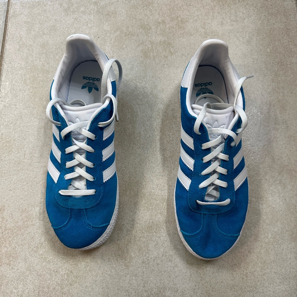 ADIDAS GAZELLE SHOES
Color: Pantone / Cloud White / Cloud White